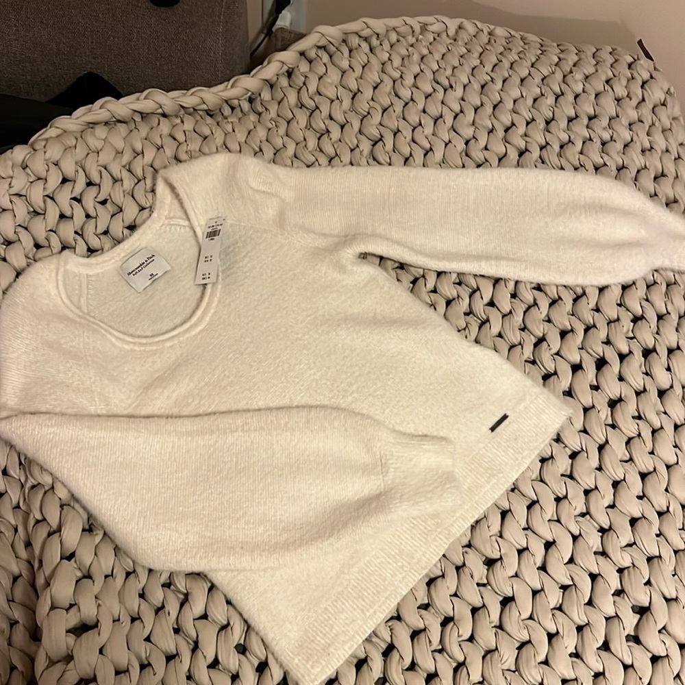 NWT Abercrombie & Fitch white soft collection sweater (size XS)
